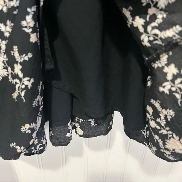 Abercrombie & Fitch Black and White Floral Wrap dress size medium petite - Picture 12 of 13